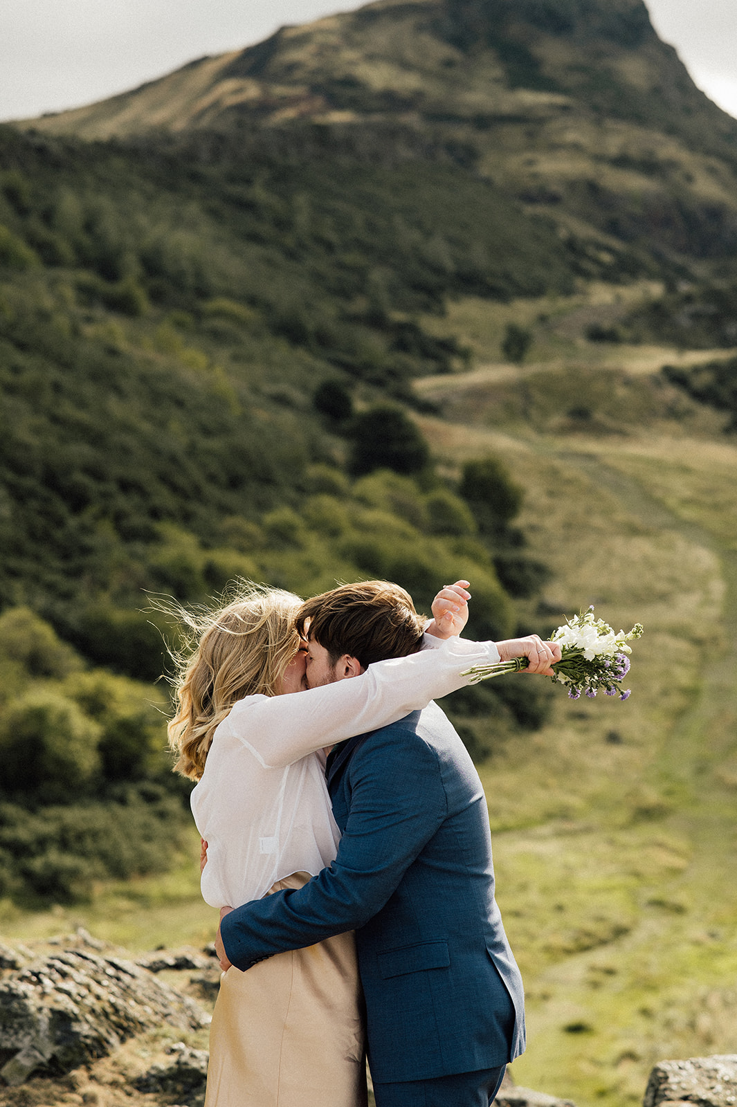 wedding kiss on Arthur's seat