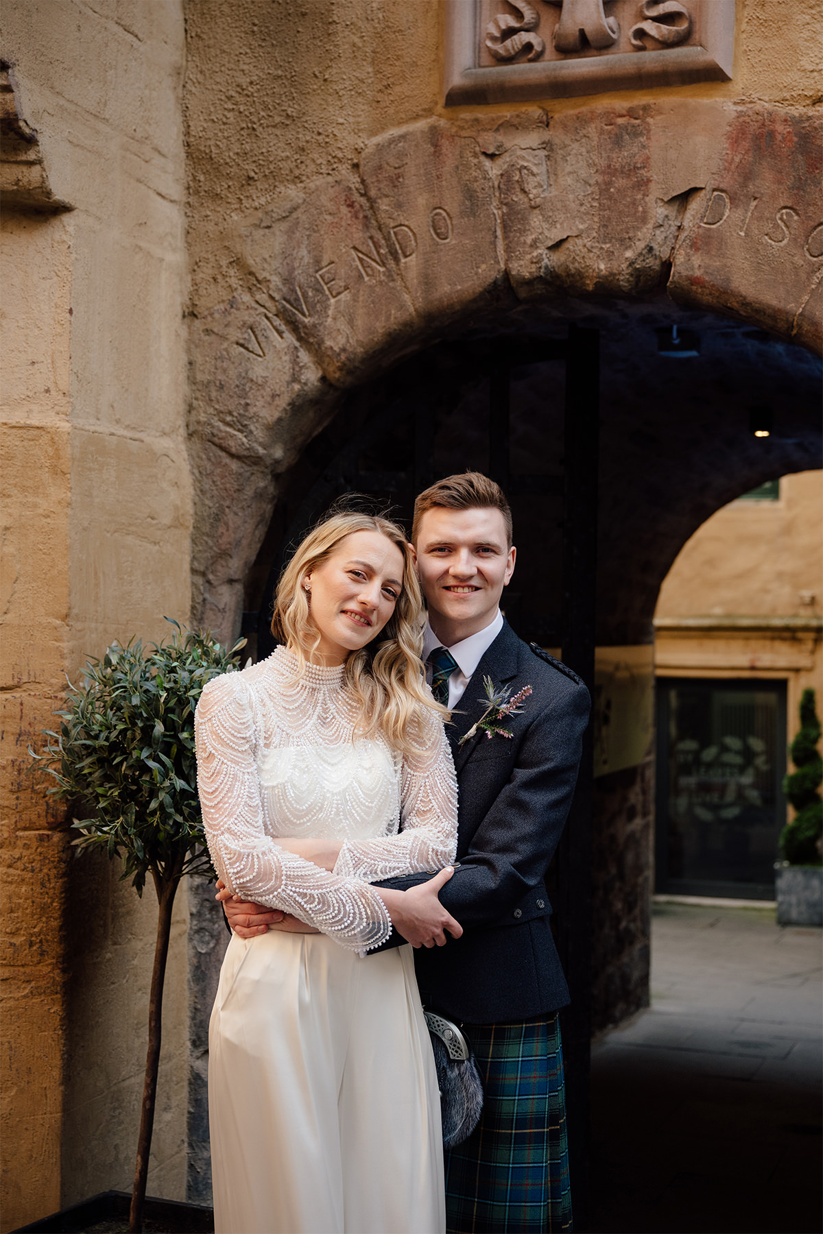 Scotland photographer captured wedding couple outside the Riddle's court in Edinburgh.