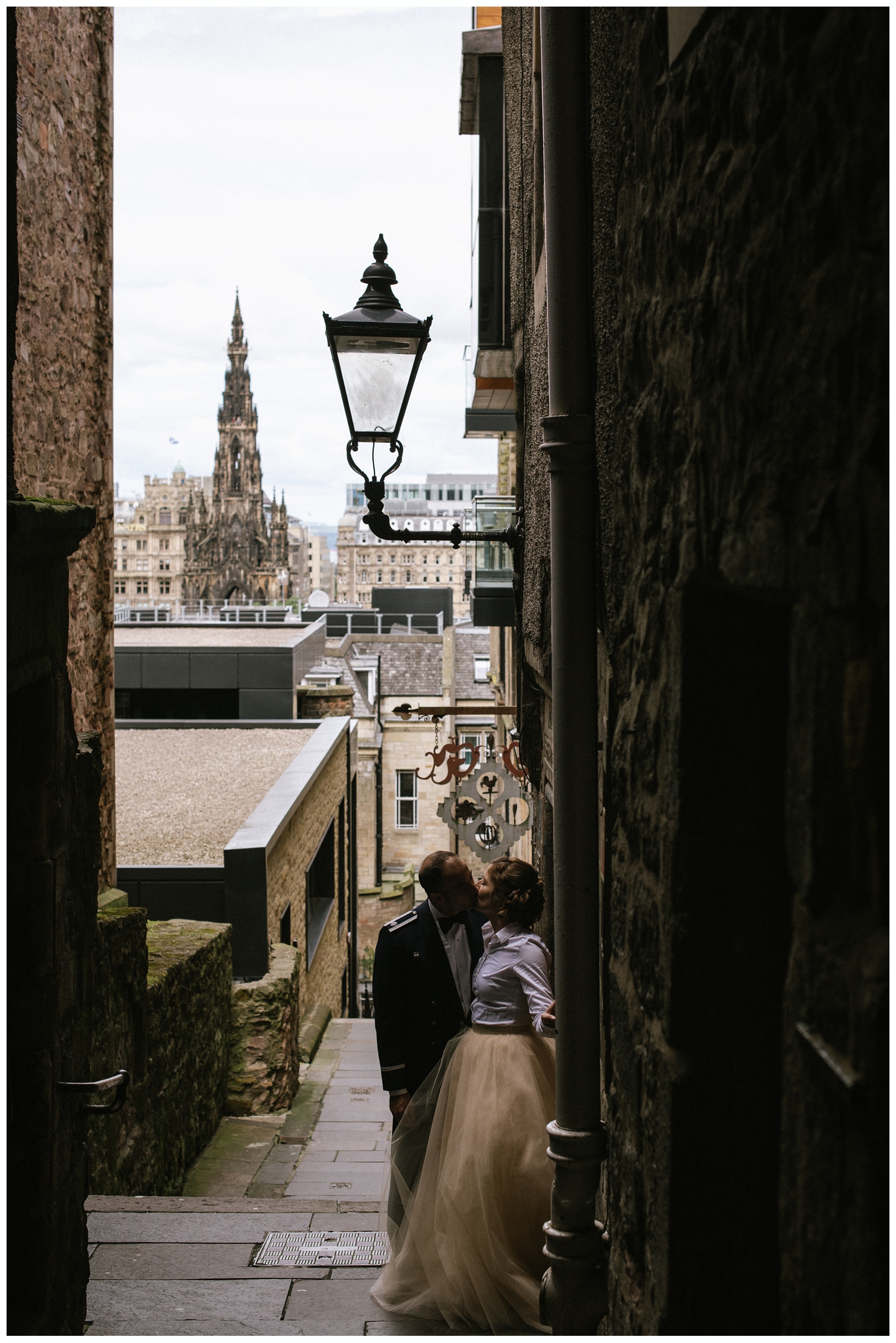 Couple kissing in one of the passages on the Royal Mile.